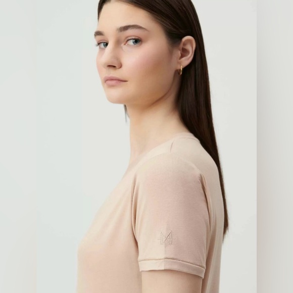 Audrey V-Neck T-shirt. - Picture 3 of 5